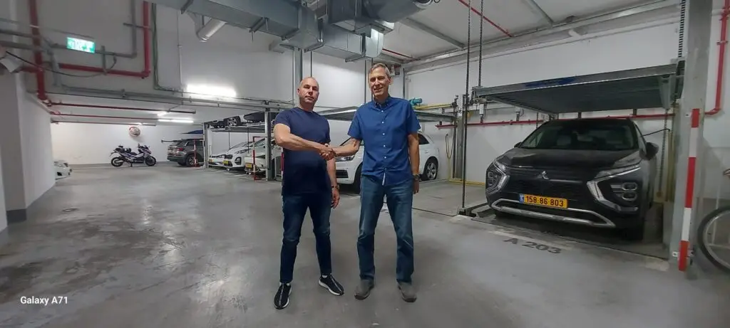 תמונה של שרון דגני פיש במתקני חניה